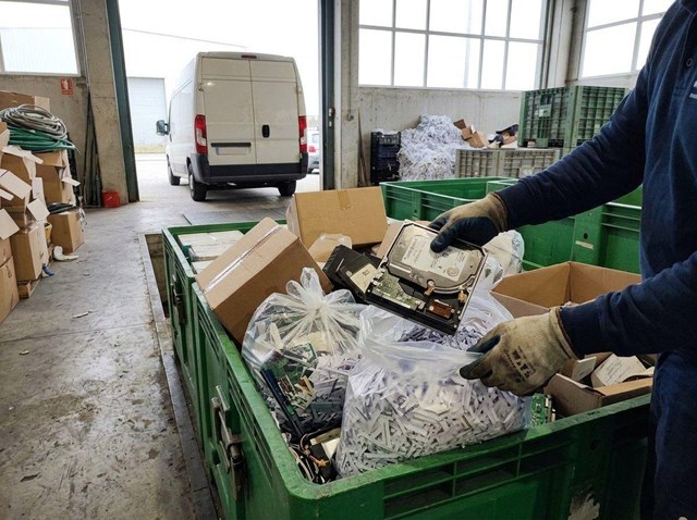 Recicla sin riesgos: gestión de residuos de papel y electrónicos en Ourense - Imagen 1